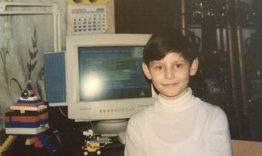 Далёкий 2000 год, автор канала позирует с собственноручно построенной ракетой (так было задумано), почему-то с перевёрнутым российским триколором