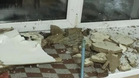     В общежитии Глазовского технического колледжа обвалилась часть потолка.