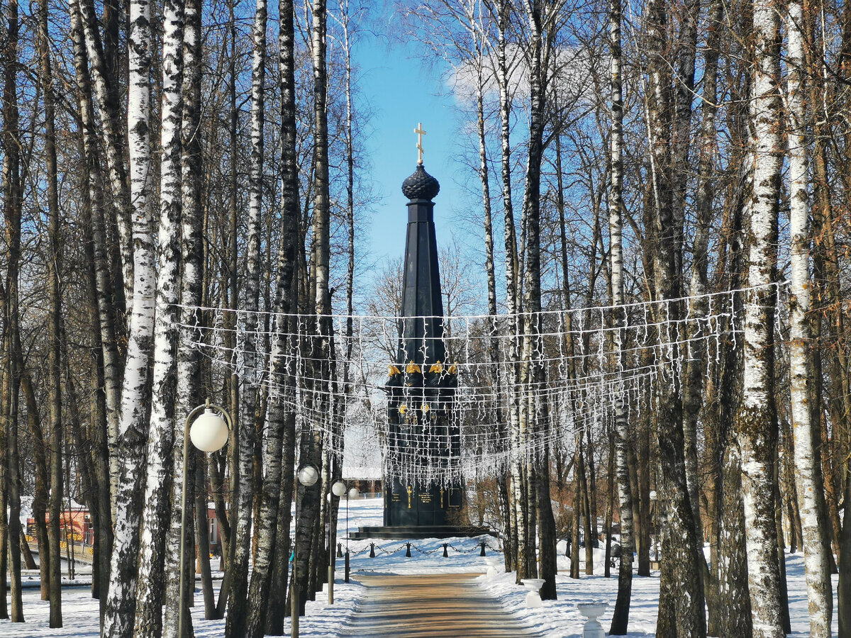 Одна из самых красивых аллей парка- берёзовая, ведущая к памятнику  смоленскому сражению 4-5 августа 1812 года