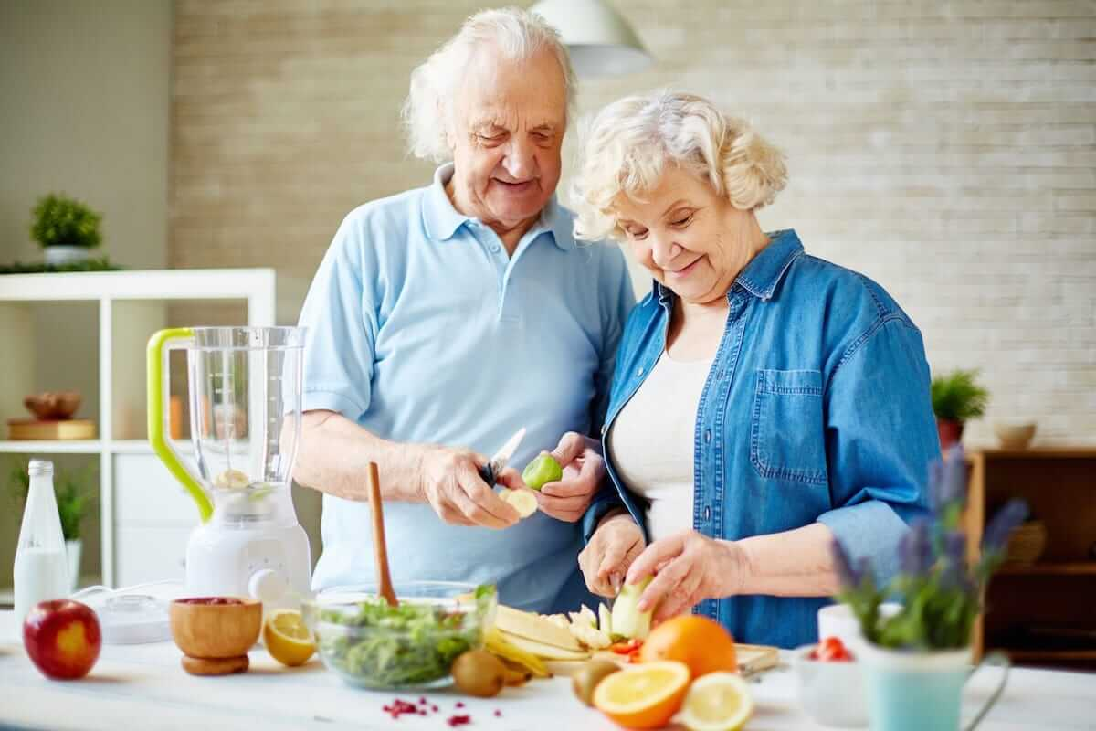 Обеды старикам. Здоровое питание в пожилом возрасте. Питание пожилых людей. Правильное питание для пожилых людей. Пожилые люди.