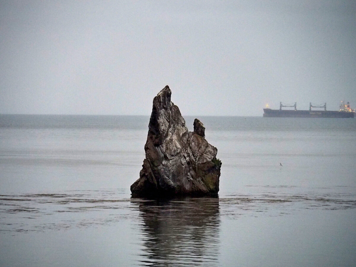 Живописный кекур в центре бухты