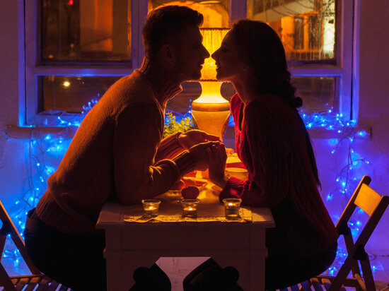     Стоит изучить страницы спутницы в соцсетях. Фото: freepik.com