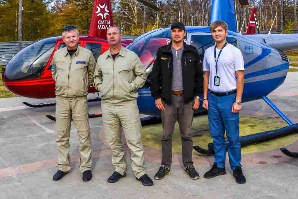 Слева направо: пилот отряда медицины катастроф Вадим Рыков, пилот Дмитрий Пятаев,
авиатехник Алексей Аксенин, резервный пилот площадки «Оленья горка» Владимир Швец.