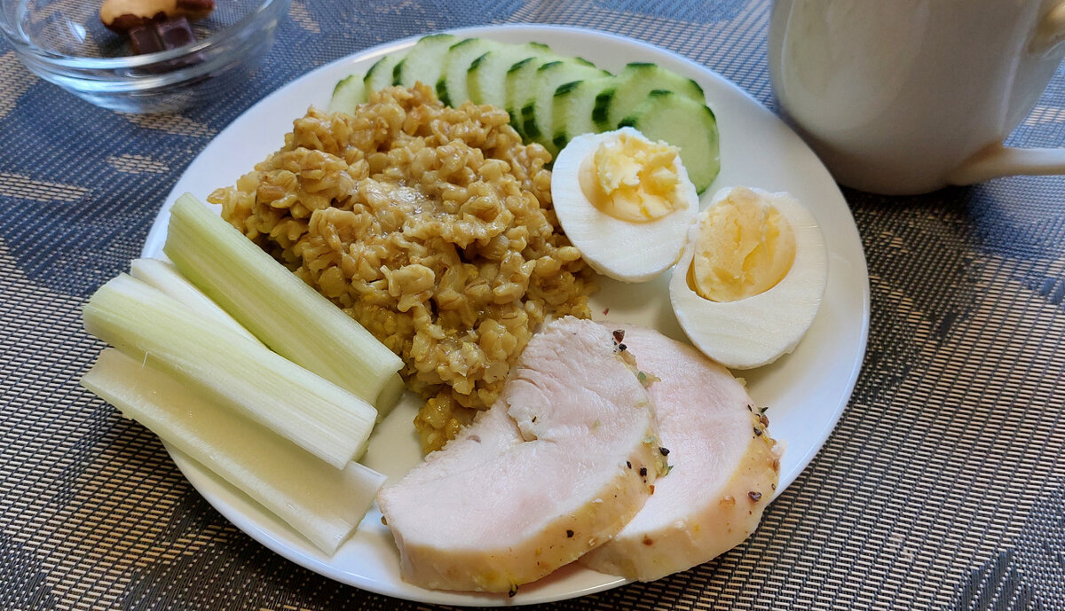 Структура правильного обеда от Жанны. Вот это по калорийности раза в 1,5-2  ниже той самой пластмассовой слойки из фильма ужасов. Целая тарелка! 