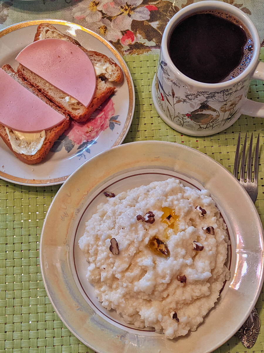 Мальчики со сливочным маслом и бутербродом с маслом и колбасой, у мужа - кофе, у сына - чай