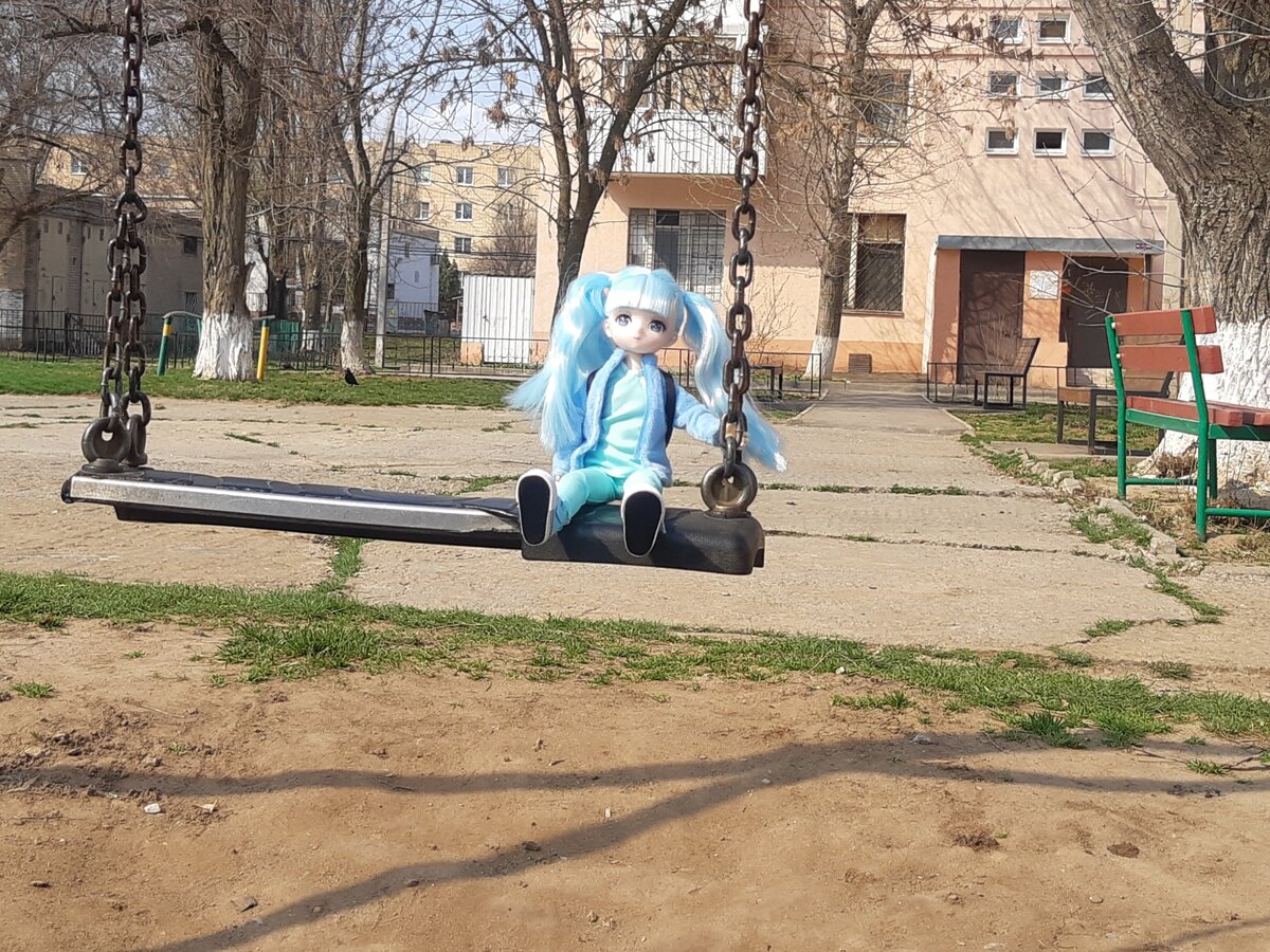 ...Покаталась на качеле...