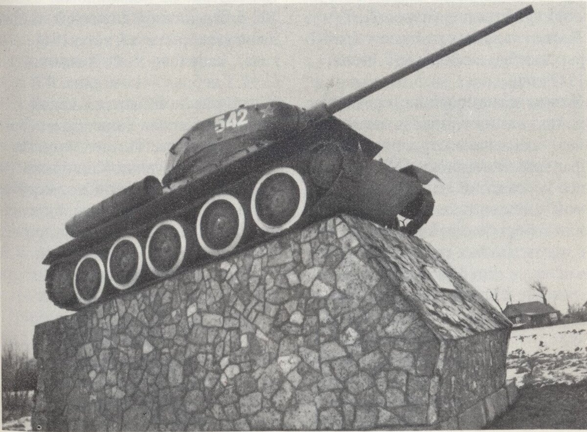 Старая Русса. Памятник Т-34.