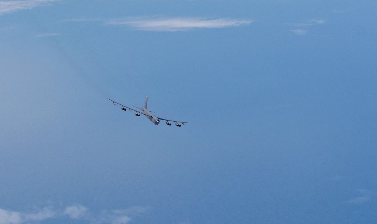 Таким виделся Б-52, предположительно над Балтикой, из кабины российского перехватчика. Ракет на внешней подвеске не видно, но если надо, они быстро появятся. Фото ТГ-Fighterbomber. 