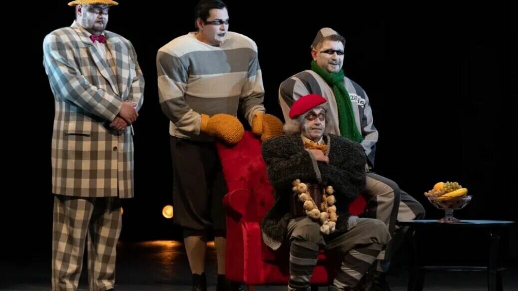     Две премьеры и множество прекрасных, нежно любимых зрителями спектаклей, включил в репертуар апреля Приморский краевой академический театр имени Горького.