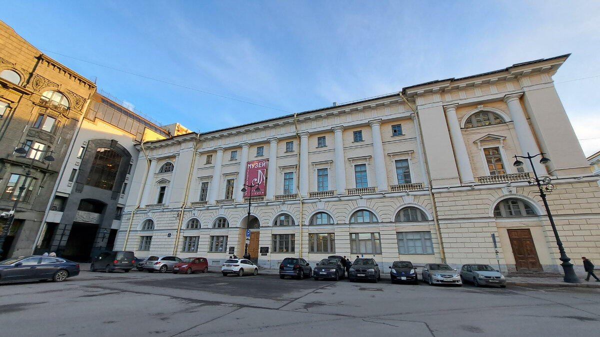 Здание театральной библиотеки 