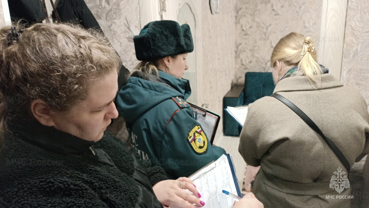 Работа по оснащению жилья многодетных и малообеспеченных семей автономными дымовыми извещателями в Костромской области ведется с 2019 года. С 1 марта 2023 года по постановлению Правительства Российской Федерации в домах многодетных семей, семей, находящихся в трудной жизненной ситуации, в социально опасном положении, должны быть установлены и находиться в исправном состоянии автономные дымовые пожарные извещатели. 
Установка специальных датчиков для многодетных и малообеспеченных семей производится бесплатно.