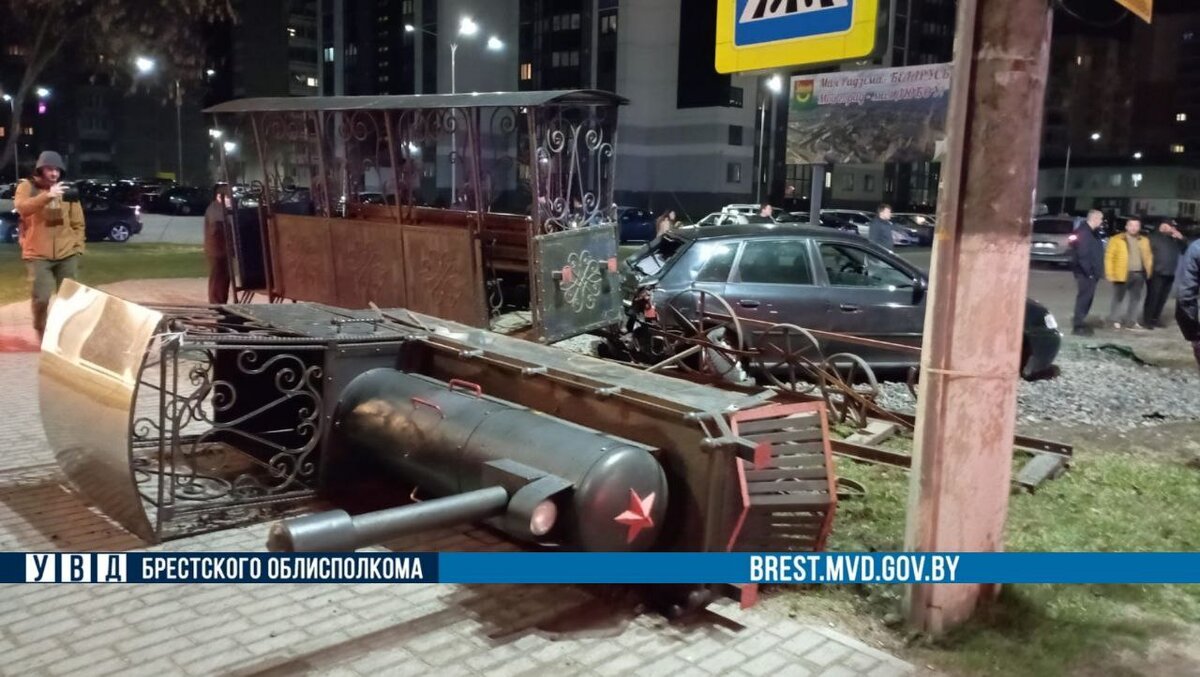 В Барановичах автомобиль снес паровоз — Фото