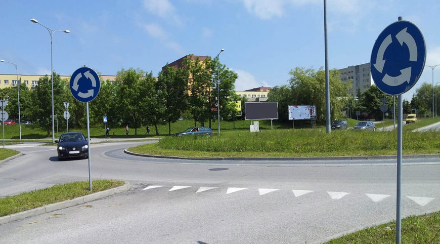 Видим только знак кругового движения - пропускаем поток машин, двигающихся по кругу