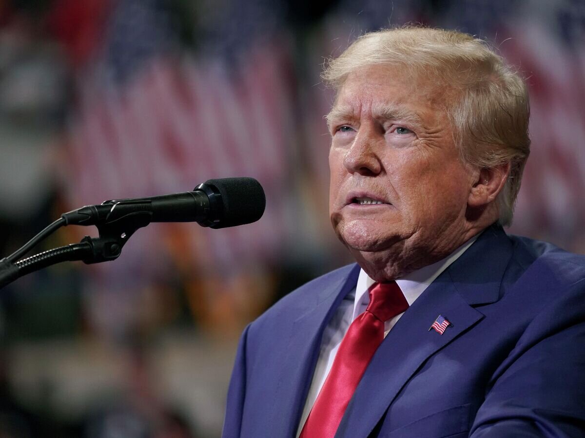    Бывший президент США Дональд Трамп выступает на собрании своих сторонников в штате Пенсильвания© AP Photo / Mary Altaffer