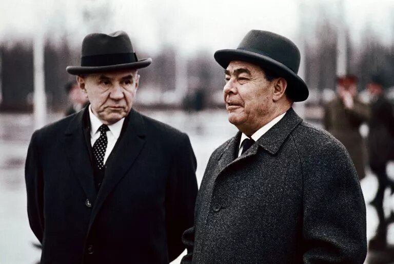  Сначала официальная зарплата генерального секретаря ЦК Леонида Брежнева составляла 800 рублей – 150 тысяч в пересчёте на современные деньги.