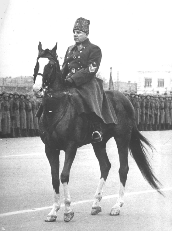 Клим Ворошилов. "И с нами Ворошилов - первый красный офицер. Уверенно стоит за СССР!" - слова из марша артиллеристов