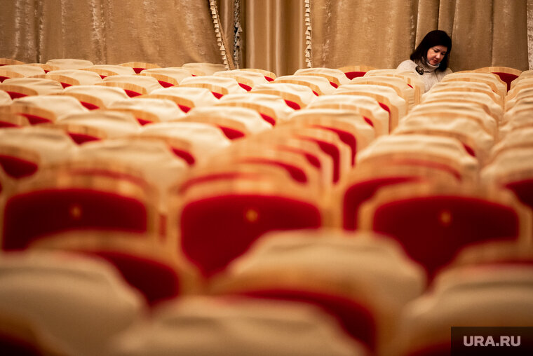    По словам посетителей, в театре невозможно отсидеть весь спектакль — начинает болеть спина от офисных стульев