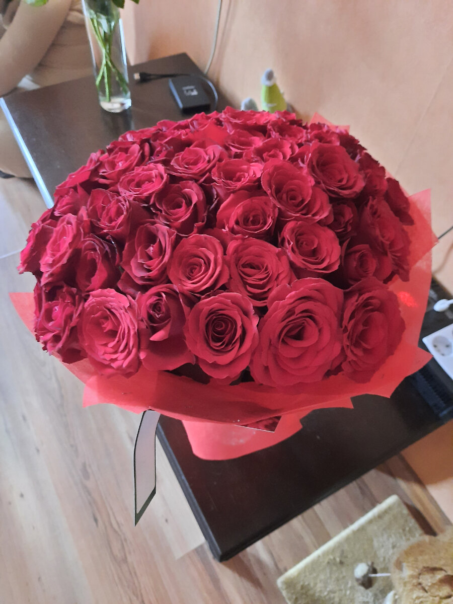 Если я не ошибаюсь, там была 51 роза