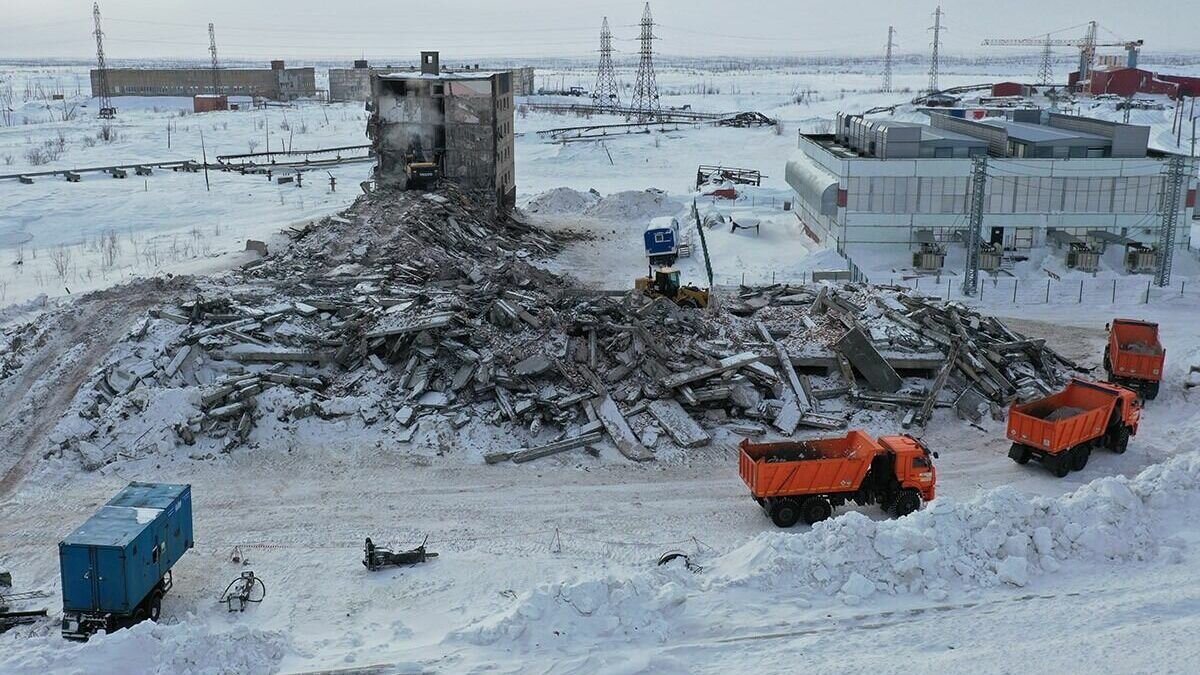     В норильском Оганере разбирают аварийные дома на улице Озерной.