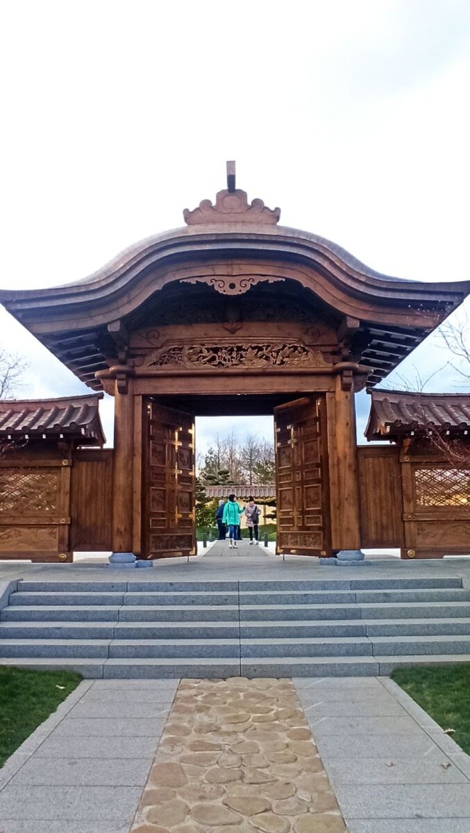 Центральный вход в Японский сад. Ворота Карамон.