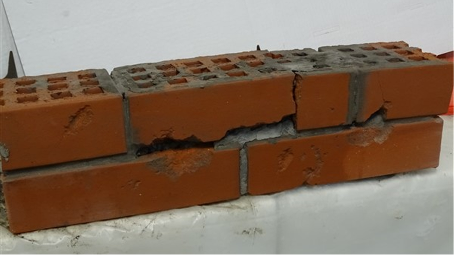 Рис. 1 Вид поврежденного участка кирпичной стены.