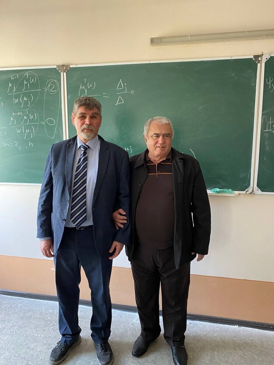 Александр Олегович со своим коллегой