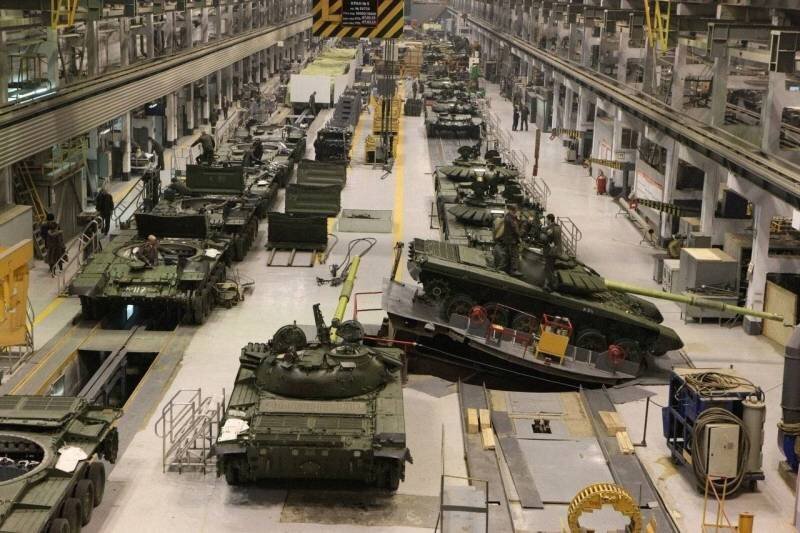 Недавно всех несколько перевозбудил господин Медведев, в своей обычной манере заявивший, что в этом году армия получит 1 500 новых танков. От вопросов «с какого?» помутнел Интернет.-2