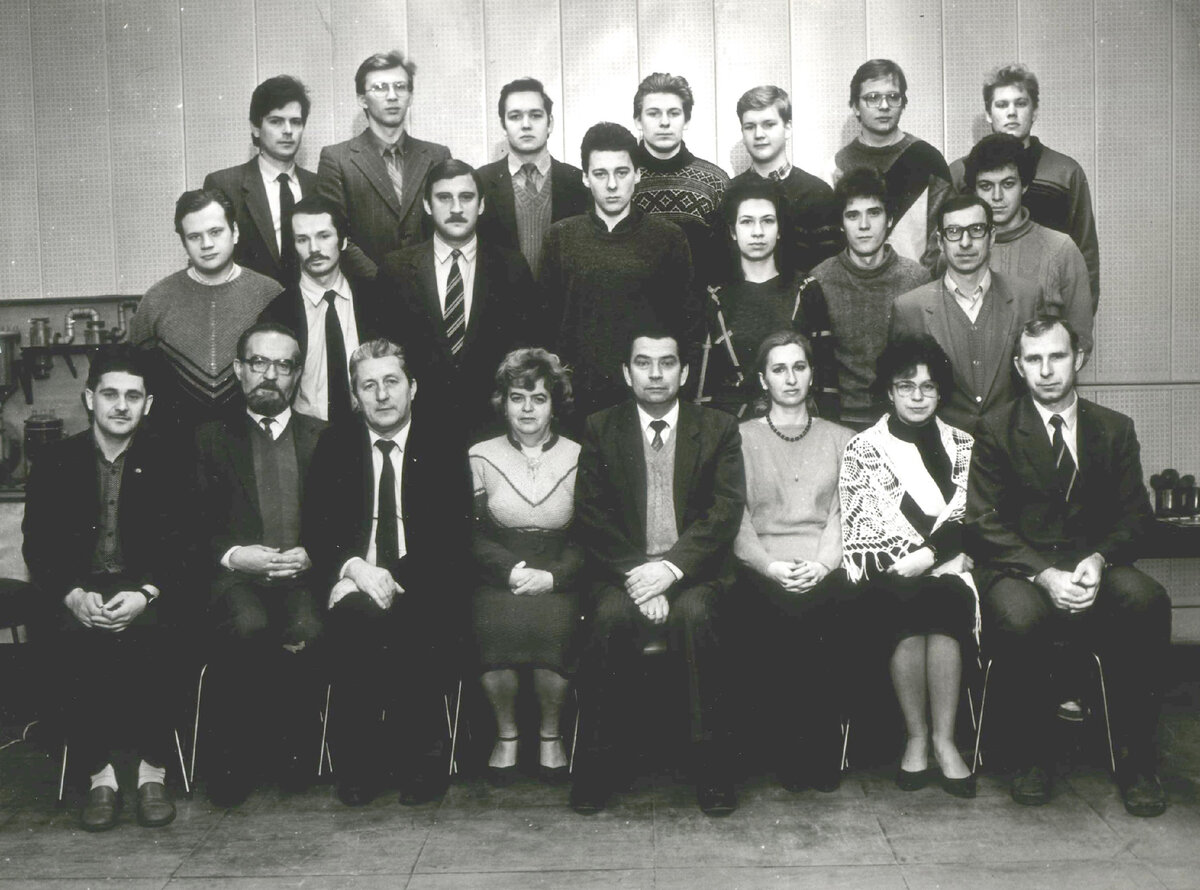 Коллектив кафедры КАХП, 1987 г. Сидят (слева направо): зав. лаб. В.М. Савин, доц. И.Г. Терновский, доц. В.С. Шубин, с.н.с. Г.Н. Ластовцева, зав. каф., проф. В.И. Муштаев, н.с. Л.С. Данилина, ст. лаб. Н.В. Даниленко, доц. А.С. Тимонин
Стоят (слева направо) 1-й ряд - м.н.с. С.Н. Поляков, м.н.с. А.В. Марков, асс. А.А. Пахомов, ст. лаб. Р.М.Баринов, лаб. Н.В. Степанова, ст. лаб. А.В.Столяров, зав. сек. С.А.Чижиков, ст. лаб. В.В. Карасик; 2-й ряд - асс. С.А.Трифонов, асп. Д.А.К орякин, инж. Ю.Н. Горюнов, лаб. В.В. Смирнов, лаб. П.И. Лебедев, лаб. М.Ю. Варенцов, лаб. С.В.Белов
