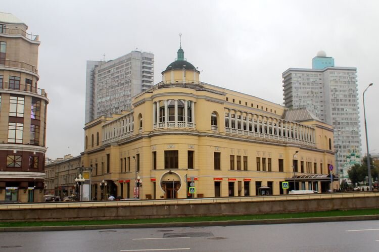 Арбат напротив. Ресторан прага на арбате. ресторан прага москва. ресторан прага на арбате 2025. арбат ресторан прага роддом.