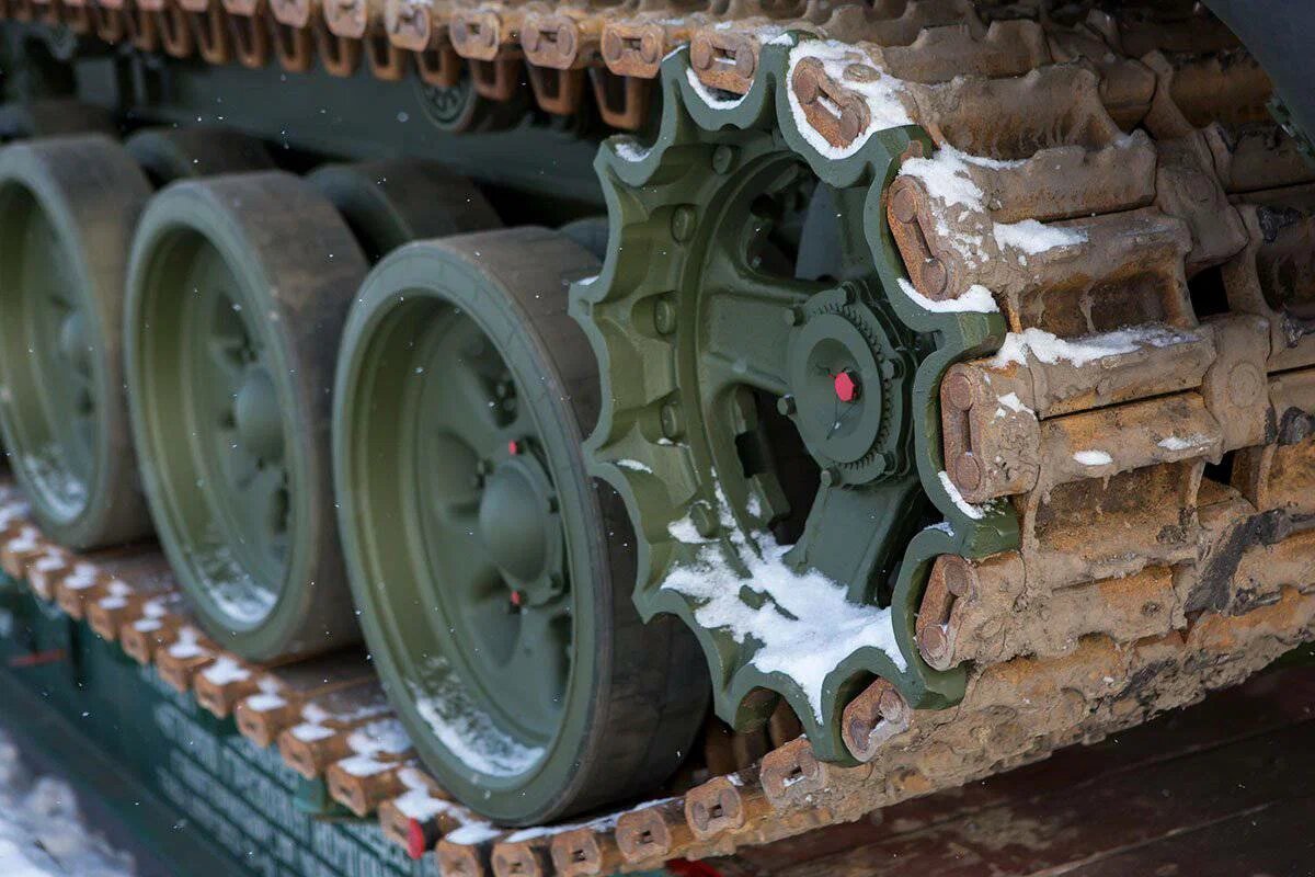 Приводное колесо современной броне-таноковой техники. Оно стало меньше по габаритам, но сохранило внешний вид, похожий на колесо от КВ. 