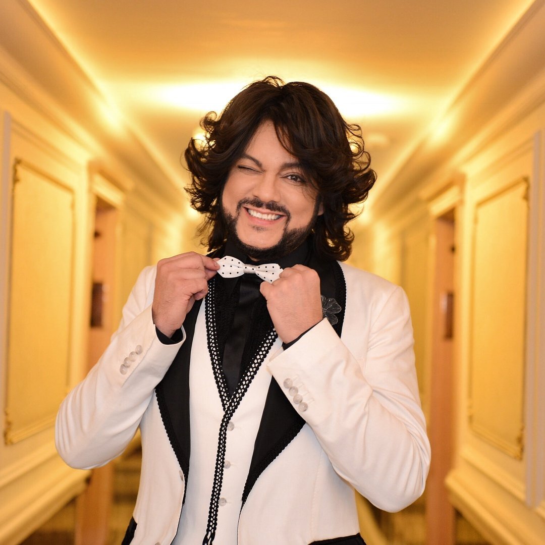 Филипп Киркоров – это один из самых успешных и известных российских исполнителей. Он начал свою карьеру в 1985 году и с тех пор выпустил более 20 альбомов. Киркоров является автором многих хитов, таких как "Снег", "Струны", "Прости меня" и другие. Он также известен как продюсер и участник многих музыкальных проектов.