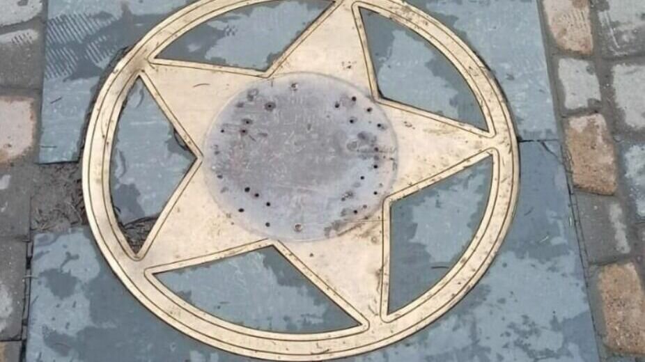     В Ростове-на-Дону на «Аллее звезд» пропали имена знаменитых людей, сообщили горожане в соцсети «ВКонтакте».