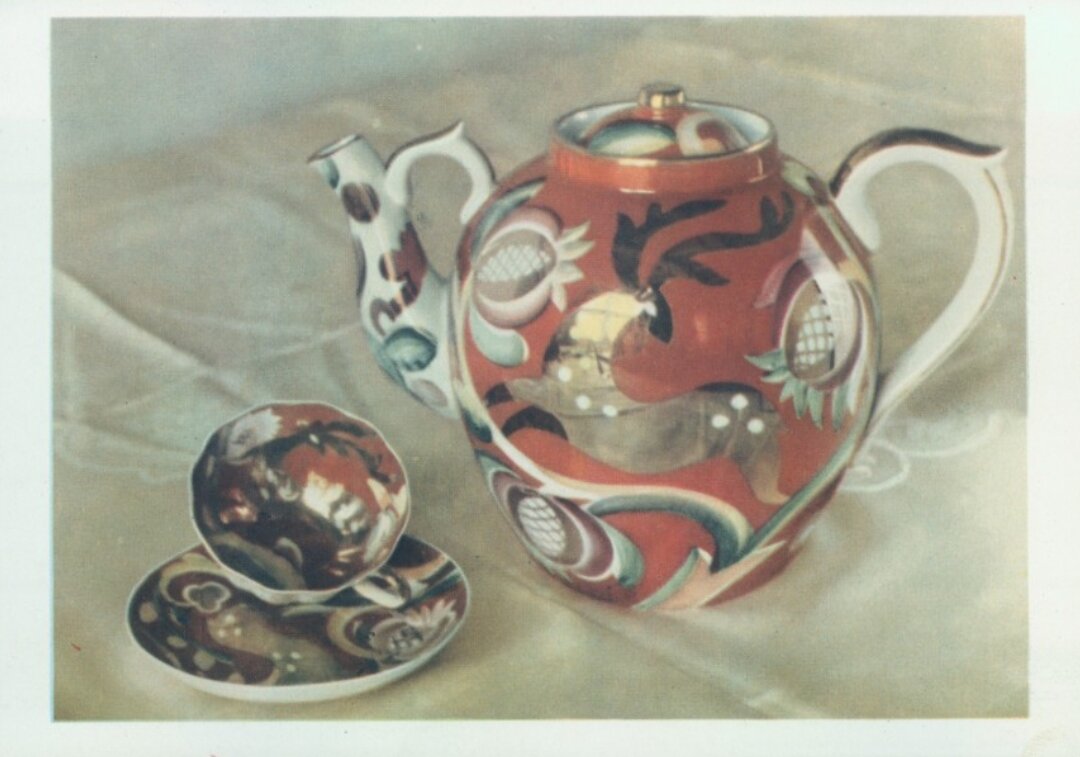 Декоративные чайник и чашка "Золотой олень". 1957 г. П. В. Леонов (художник-керамист). Дулевский фарфоровый завод. Период создания:1962 г.
Материал, техника:бумага. Размер:10,5 х 15,0 см.
Место создания:СССР. Номер в Госкаталоге:37736262. Номер по КП (ГИК):ГМИ СПб 364886/1043. Санкт-Петербургское государственное бюджетное учреждение культуры "Государственный музей истории Санкт-Петербурга". Госкаталог.РФ.