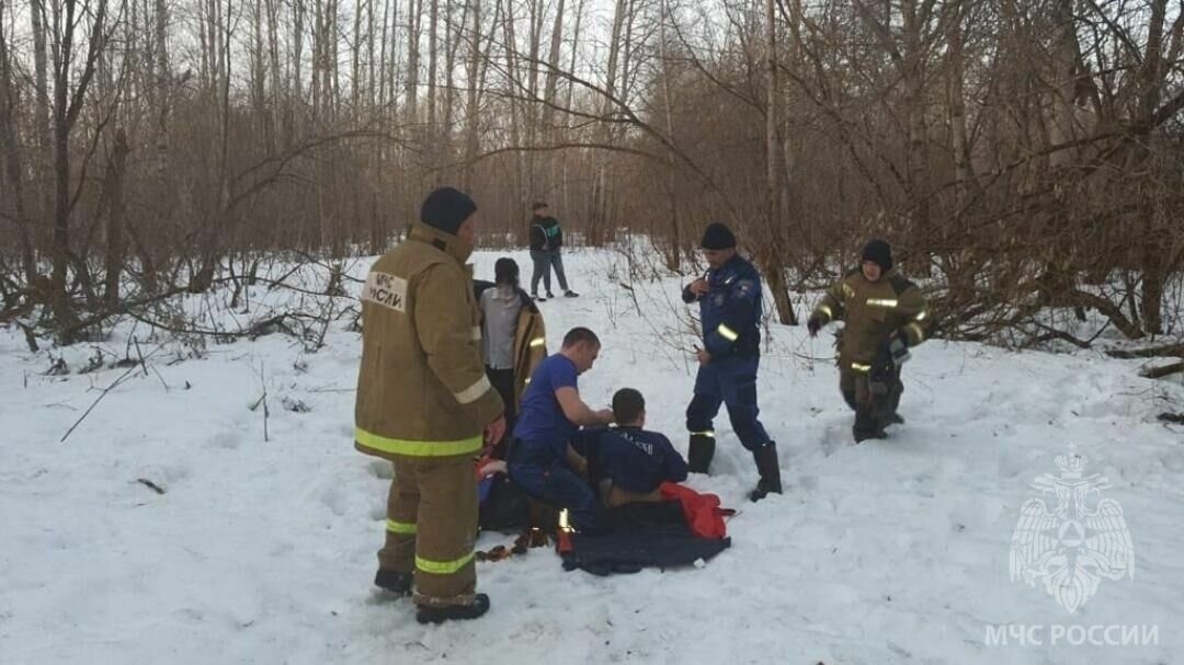     В Удмуртии сотрудники МЧС России спасли двоих детей из ледяного плена. Это произошло накануне вечером, около 19 часов в районе глазовского Заречного парка, расположенного в пойме разлившейся реки Чепцы.