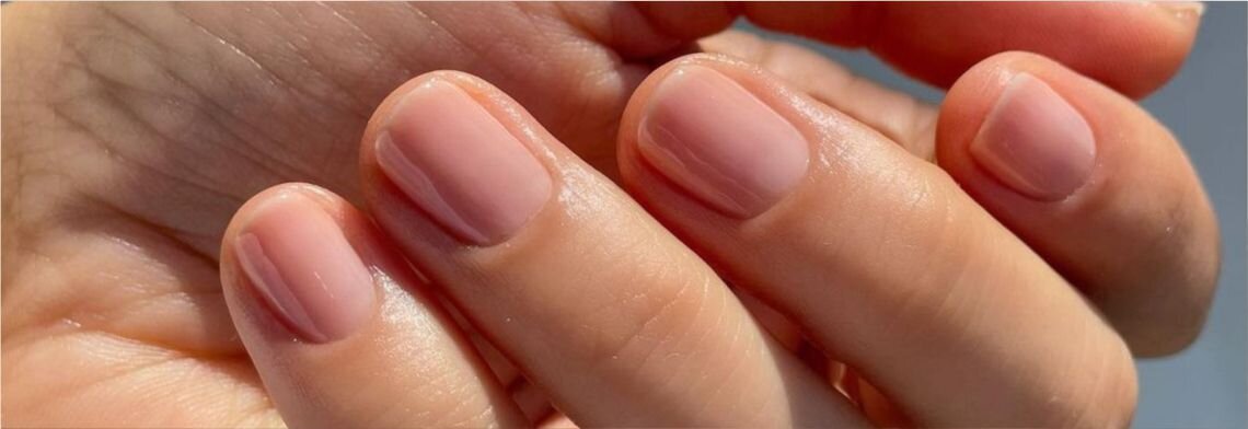 Сегодня основным трендом в бьюти-индустрии считается натуральность и естественная красота, которая невозможна без здоровья. Только здоровые волосы, зубы, кожа, тела могут быть привлекательными, и это применимо и к нашим ноготкам. Забота о здоровье ногтей подразумевает прежде всего уход, а не броское покрытие или необычный дизайн. Поэтому салон «Персона» рад предложить своим клиентам новую услугу – японский маникюр, который доступен в салоне на Рублевском шоссе, д.22. 