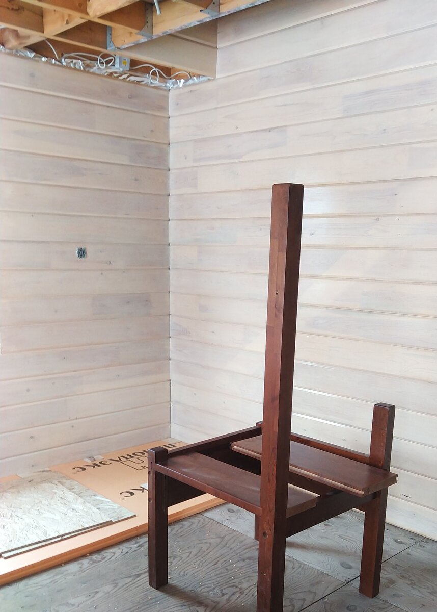 Видно, что балки не опираются на стену.