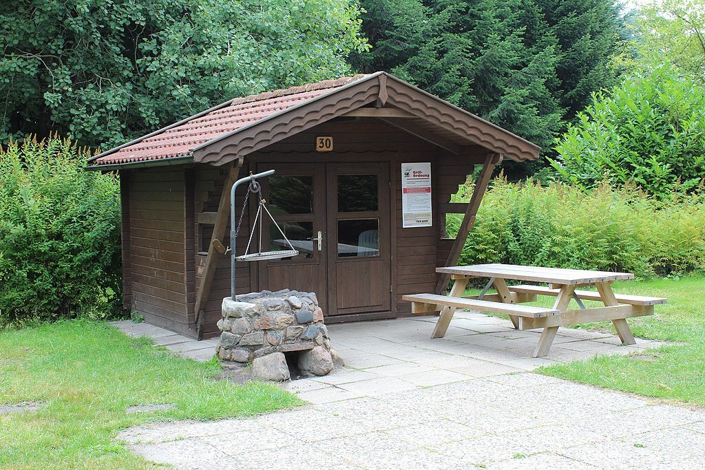 Фото: https://upload.wikimedia.org/wikipedia/commons/thumb/2/2c/Grillh%C3%BCtte_Tolk_Schau.jpg/1024px-Grillh%C3%BCtte_Tolk_Schau.jpg