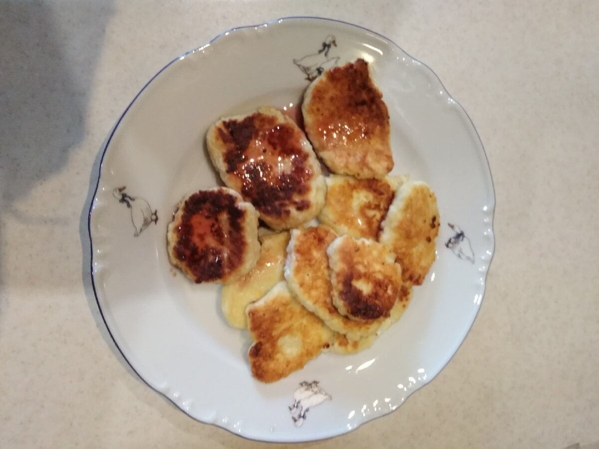 Подавать, добавив по вкусу мед, варенье и т. д.