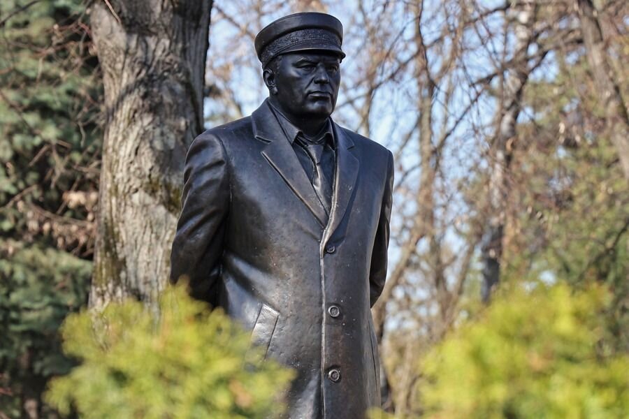    Памятник лидеру ЛДПР Владимиру Жириновскому на церемонии открытия в годовщину его смерти на Новодевичьем кладбище © Антон Новодережкин/ТАСС