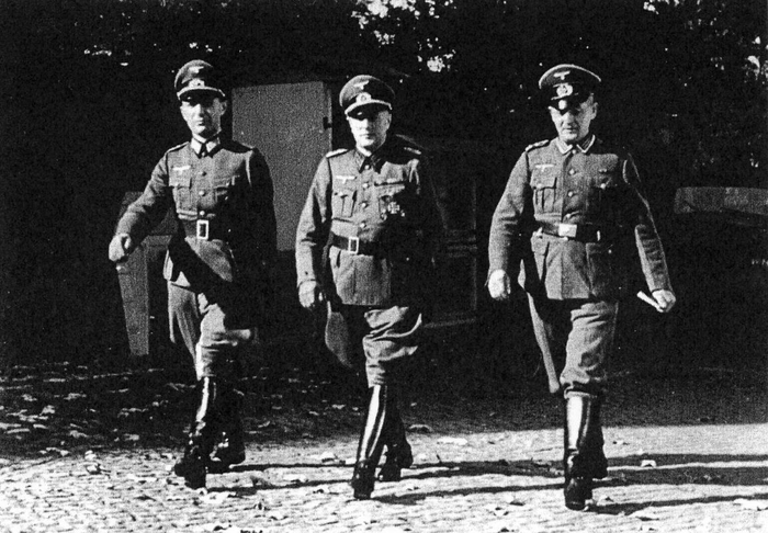 GFP-группа 644. Крайний слева – фельдкомиссар Ано Паулат. В центре – полицайдиректор Вильгельм Крихбаум. Руководство GFP осуществлялось шефом военной полиции Вермахта в OKW, который был также начальником отдела судопроизводства (III-Gerichtsoffizier)в объединенном командовании Вермахта (OKW).3Непосредственно на оккупированных территориях руководство тайной военной полицией осуществлялось военными полицейскими директорами (Feldpolizeidirektoren).