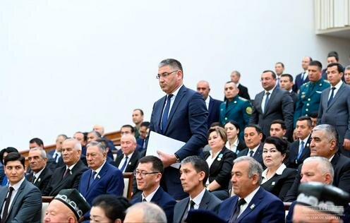 В центре - хоким Сырдарьинской области Акмалжон Махмудалиев. Фото пресс-службы президента Узбекистана