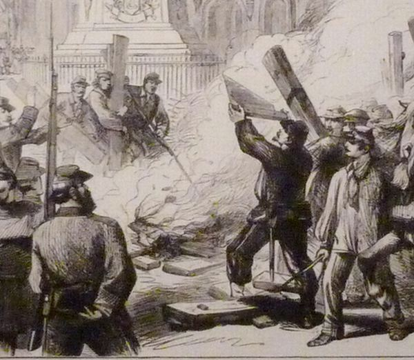 Вождь якобинцев 6. Расстрел Коммунаров 1871. Пожар в Париже 1871. Расстрел Коммунаров гравюра.