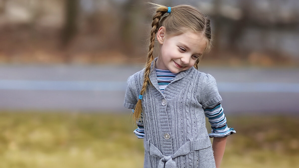 Shy youngest. Девочка. Смущенная девочка. Маленькая скромная девочка. Скромный ребенок.