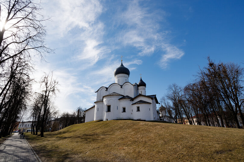     В Вербное воскресенье верующие посещают церковь