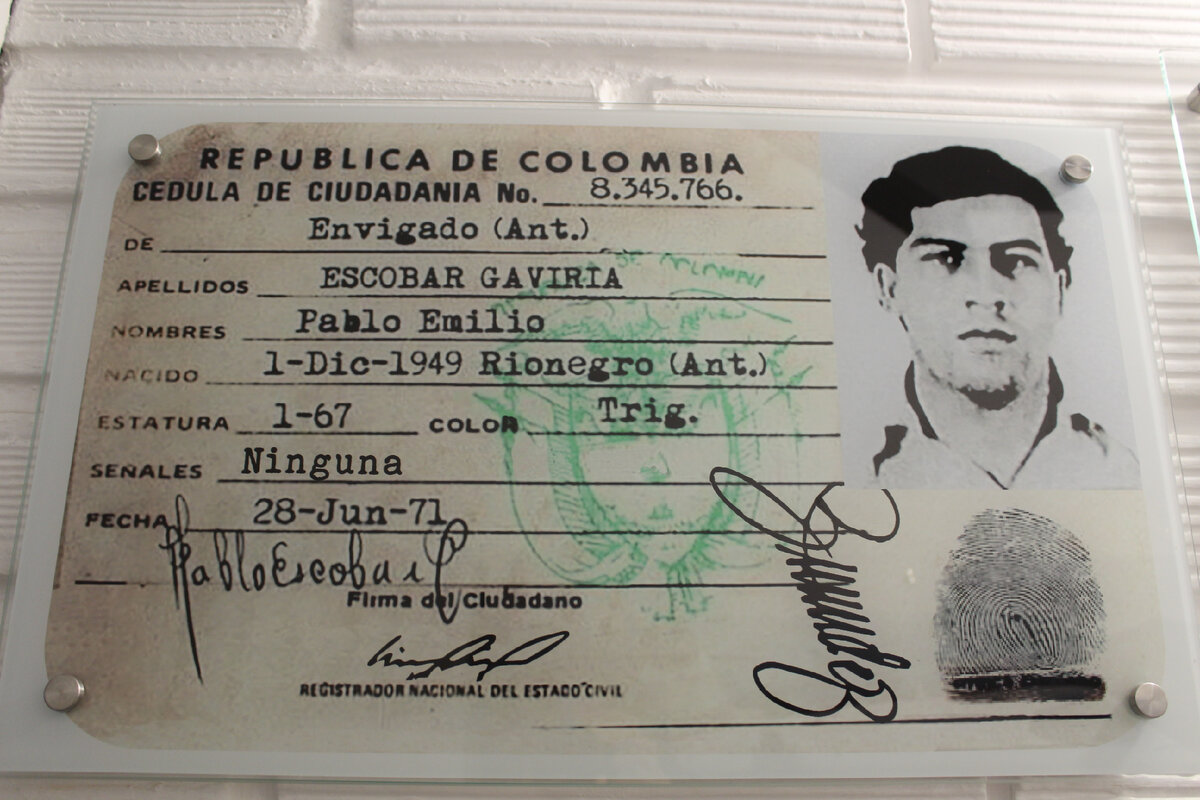 книга про пабло эскобара. па́бло эми́лио эскоба́р гави́рия. пабло эскобар с номером. эскобар пушкин. марио эскобар "арийский мессия".