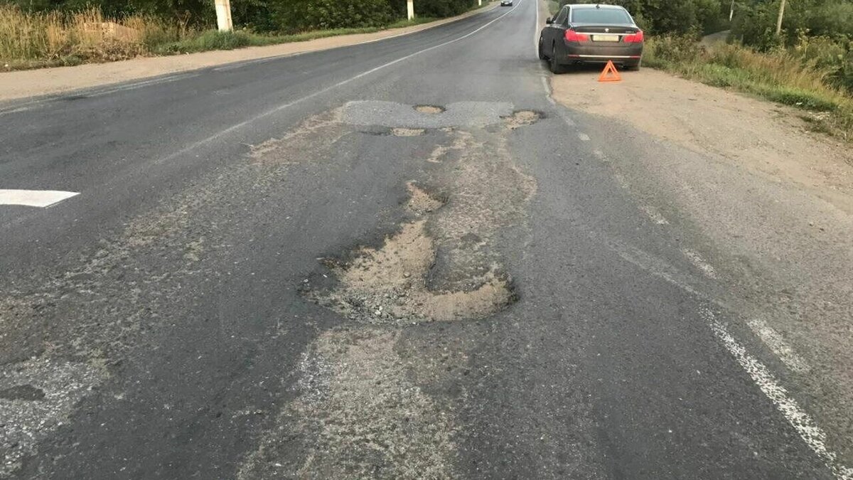     Житель Красноярска попал в яму на дороге в Кемеровской области и пытался отсудить у дорожников деньги на ремонт авто.