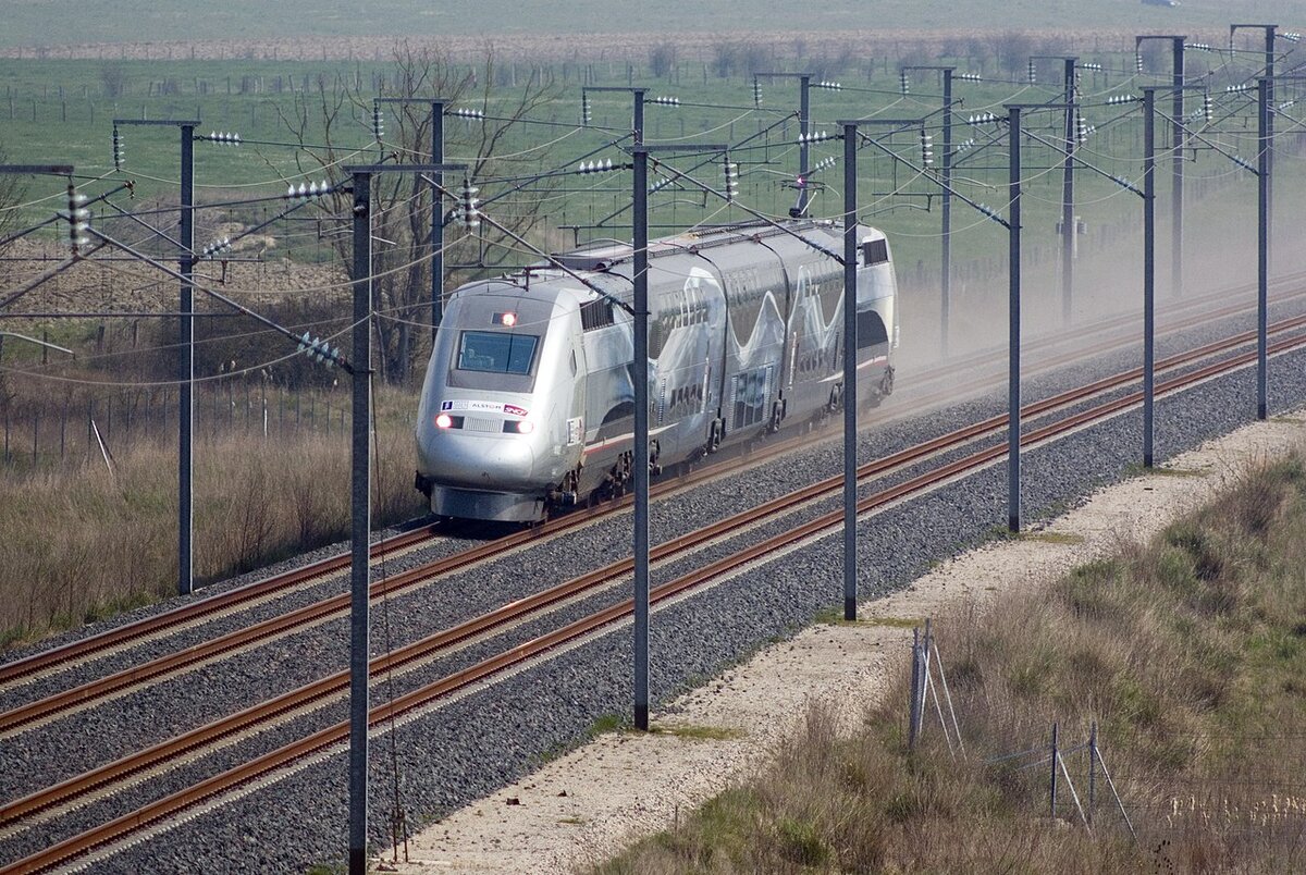 Скорость поезда железнодорожного. TGV v150. TGV POS v150. V150 электропоезд. V150 поезд.