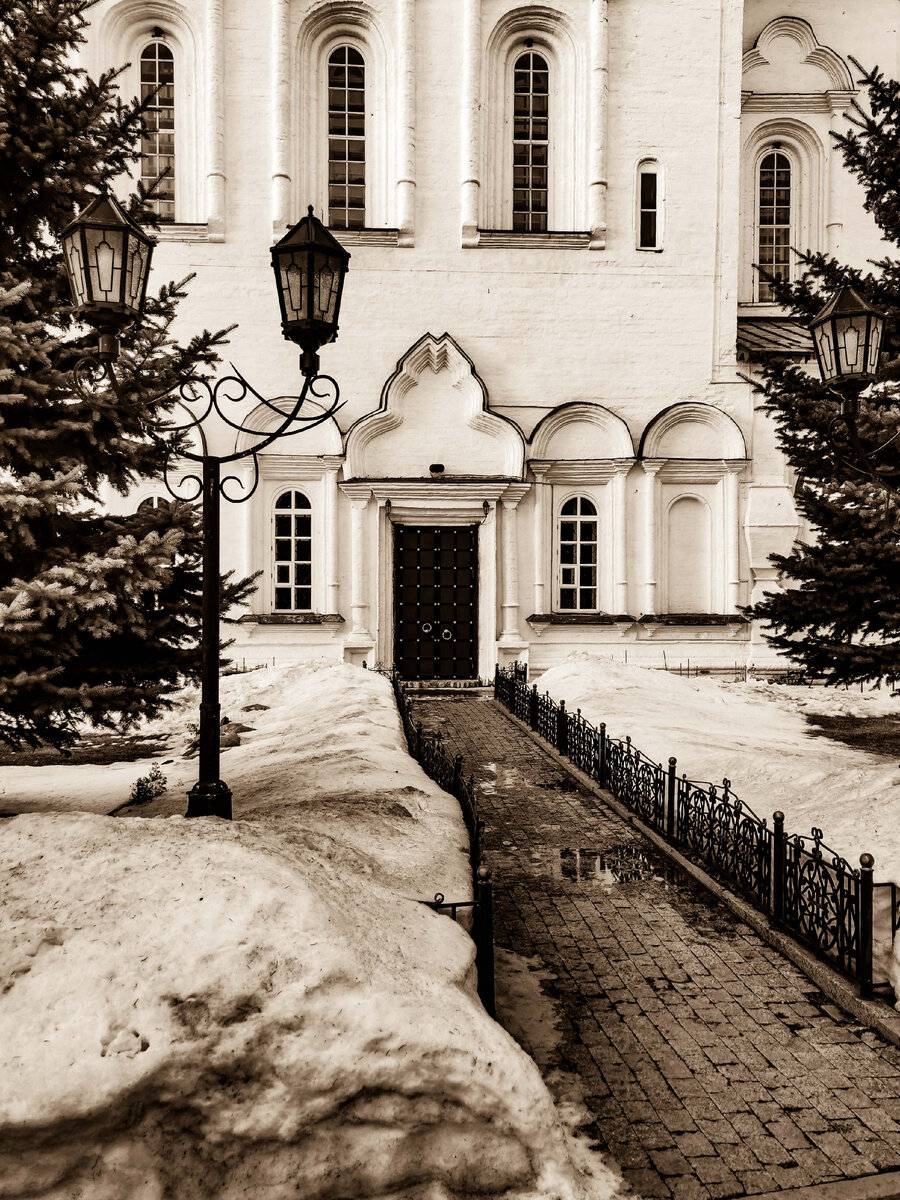 Фотография сделана у Троицкого собора.