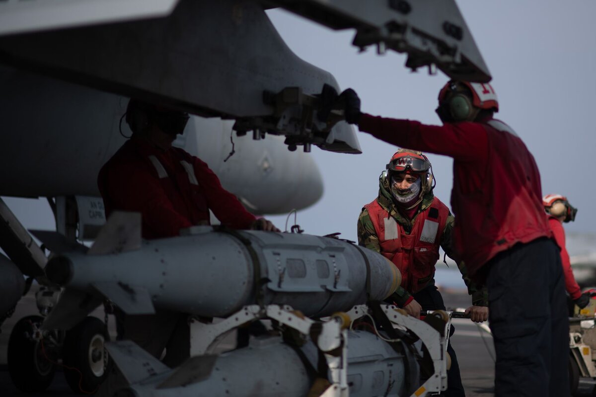    Установка JDAM на самолет © US Navy/Global Look Press