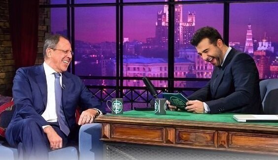 Министр Сергей Лавров в гостях у Ивана Урганта на шоу "Вечерний Ургант". Источник: Яндекс.Картинки
